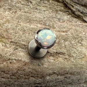 Ópalo de fuego blanco de 4 mm / Piercing de titanio con parte trasera plana de 1,2 mm y 16 g / Pendiente de medusa para labio, hélix, cartílago, caracola, trago / Joyería para piercings / Vendedor del Reino Unido