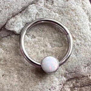 Opale de feu blanche | Anneau de piercing articulé Clicker de 1,2 mm (16 g) | Anneau en titane de qualité implantaire | Pour Septum Oreille Daith Helix Bijoux | Vendeur britannique