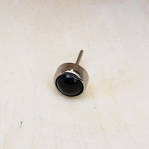 Sans filetage - Extrémité du jeu de lunette en agate noire de 4 mm - Embout de piercing en titane de qualité implant UNIQUEMENT - Vendeur britannique