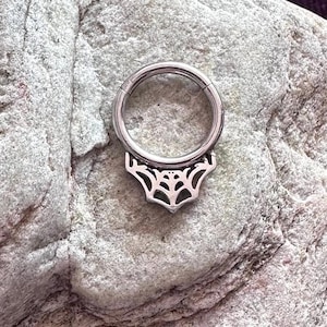 Ragnatela / Anello a scatto incernierato in acciaio chirurgico / Anello per piercing al setto Daith Helix / 16 g 1,2 mm / Venditore nel Regno Unito / Regalo gotico di Halloween