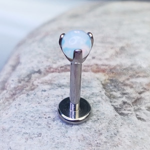 Pierre de lune sertie griffes | Clou à dos plat en titane, 1,2 mm, 16 g | Philtrum Medusa Labret Helix Cartilage Conque Piercing | Vendeur britannique