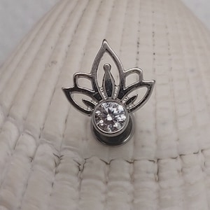 Perforación de cristal con diseño de flor de loto, 1,2 mm, 16 g, acero, parte trasera plana, para filtrum, medusa, labio, hélix, cartílago, caracola, vendedor en el Reino Unido.