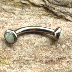 Doppel weißer Feueropal 1,2 mm (16g) Vertikales Labret Piercing 6-12 mm | Innengefädelt | Titan Curved Barbell | UK Verkäufer