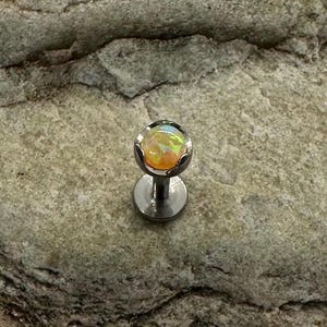 Ópalo de fuego amarillo de 4 mm / Piercing de titanio con parte trasera plana de 1,2 mm y 16 g / Pendiente de medusa para labio, hélix, cartílago, caracola y trago / Joyería para piercings / Vendedor del Reino Unido