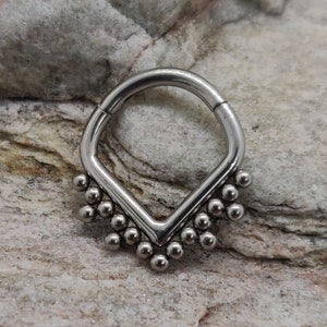 Anel de clicker triangular com zircônia cúbica e acabamento em contas | Argola de clicker de titânio para septo | 1,2 mm (16 g) | Para brinco Daith Helix de septo | Piercings corporais