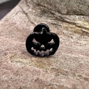 Jack-O-Lantern Zucca Halloween / Perno posteriore piatto con filettatura interna in titanio nero / 1,2 mm (16 g) / Piercing all'orecchio Helix Conch / Venditore nel Regno Unito