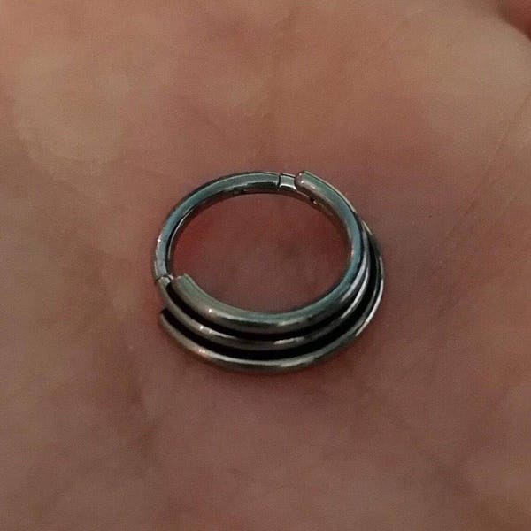 Anello clicker con setto incernierato impilato a tripla fascia in titanio - Venditore nel Regno Unito - può anche essere indossato in elica, trago, cartilagine dell'orecchio, ecc.