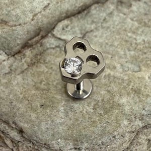 Crystal Honeycomb Bee | Titanium Flat Back Labret Stud Earring | 1.2mm (16g) Gauge | Tragus Ear Cartilage Lip Helix Piercings | UK Seller