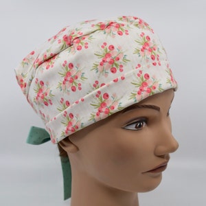 Women&#39;s pixie scrub hat, Flower Bouquet, Cream