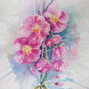 Pittura ad acquerello di fiori rosa su un albero semi-astratto