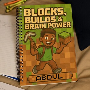 Personalisiertes Minecraft-inspiriertes Notizbuch für schwarze Jungs – Schulzeitschrift – Gamer Geschenk – Block, Builds & Brain Power