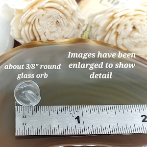 Puede incluir: Una esfera de vidrio transparente, de aproximadamente 1 cm de di&aacute;metro, con un peque&ntilde;o v&aacute;stago. El texto de la imagen dice "about 3/8" round glass orb" y "Images have been enlarged to show detail."