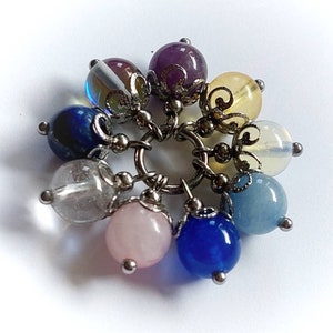 Puede incluir: Un brazalete con charms con una variedad de cuentas de piedras preciosas, incluyendo amatista, cuarzo transparente, aguamarina, cuarzo rosa, lapisl&aacute;zuli y citrino. Las cuentas est&aacute;n conectadas por una cadena de plata.