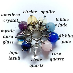 Puede incluir: Un brazalete con abalorios con una variedad de cuentas de piedras preciosas, incluyendo amatista, citrino, &oacute;palo, lapisl&aacute;zuli, cuarzo transparente, cuarzo rosa y jade azul.