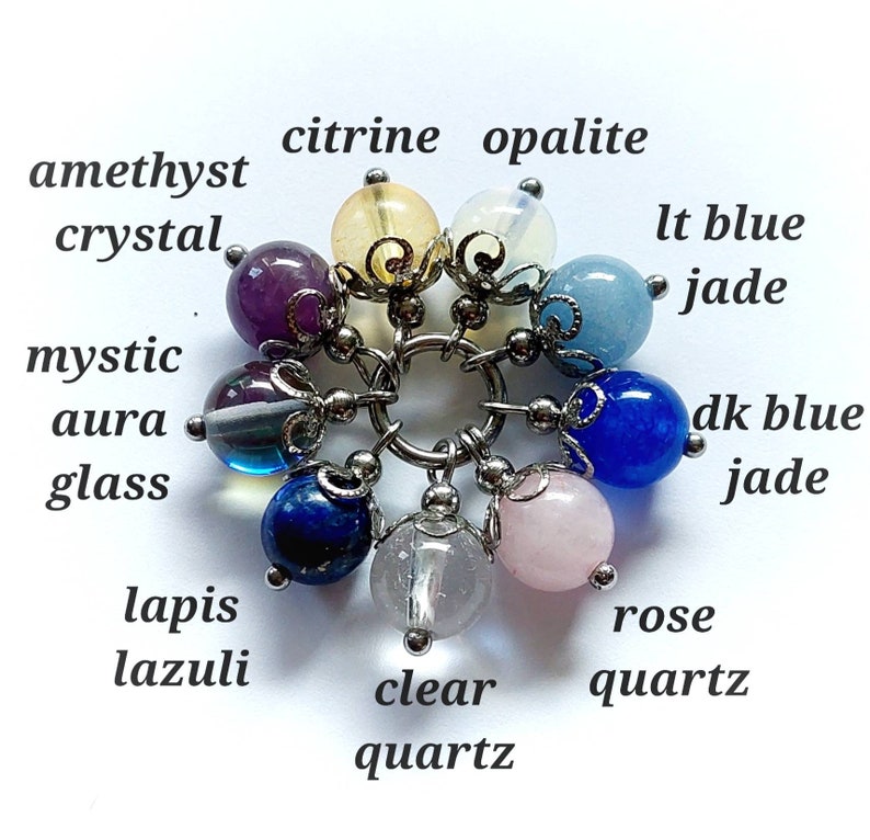 Puede incluir: Un brazalete con abalorios con una variedad de cuentas de piedras preciosas, incluyendo amatista, citrino, &oacute;palo, lapisl&aacute;zuli, cuarzo transparente, cuarzo rosa y jade azul.