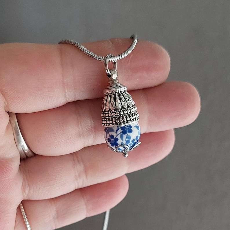 Collar de urna con flor de nomeolvides azul / Joyería de cremación hecha a mano / Joyería conmemorativa para cenizas imagen 6