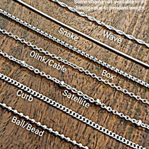 Peut inclure: Plusieurs mod&egrave;les de cha&icirc;nes argent&eacute;es, dont Snake, Wave, Box, Olink/Cable, Satellite, Curb et Ball/Bead. Le texte "Some chains not available in all listings due to pendant weight" est &eacute;galement pr&eacute;sent.