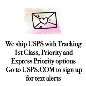 Puede incluir: Ilustraci&oacute;n de un sobre en blanco y negro con un coraz&oacute;n en su interior, sobre un fondo de acuarela rosa, melocot&oacute;n y azul claro. El texto dice "We ship USPS with Tracking..." y "Go to USPS.COM to sign up for text alerts."