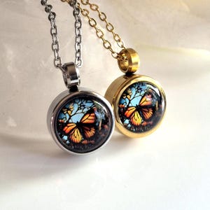 Small Butterfly Memorial Locket Necklace : Cremation Ashes Jewelry, Keepsake Gifts, Monarch Butterflies Urn Pendant bild 2