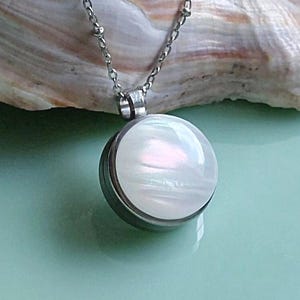 Médaillon urne funéraire opalescent | Pendentif commémoratif sur mesure | Collier urne funéraire | Bijou de crémation pour femme image 1