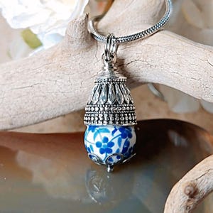 Collar de urna con flor de nomeolvides azul / Joyería de cremación hecha a mano / Joyería conmemorativa para cenizas