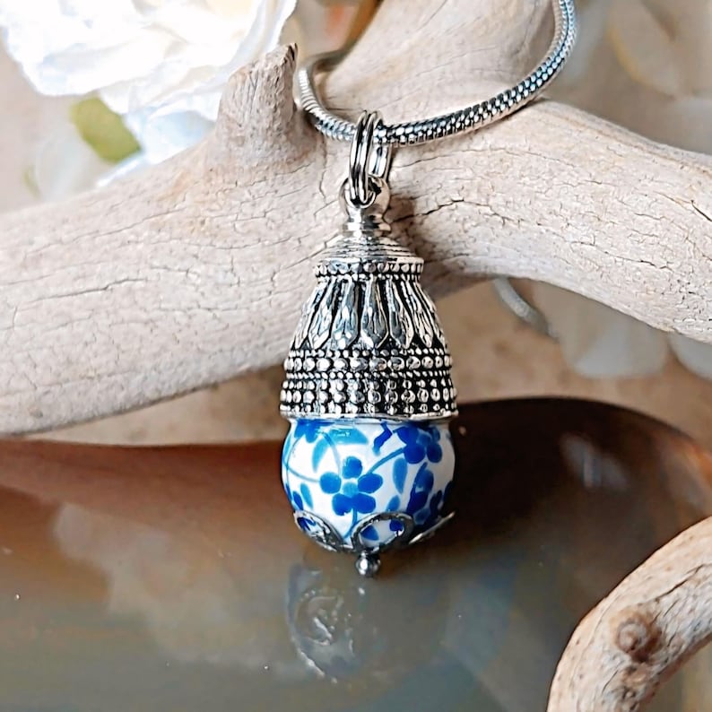 Collar de urna con flor de nomeolvides azul / Joyería de cremación hecha a mano / Joyería conmemorativa para cenizas imagen 1