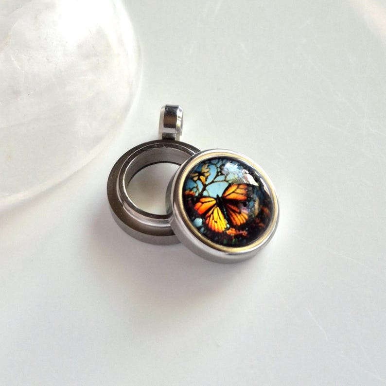 Small Butterfly Memorial Locket Necklace : Cremation Ashes Jewelry, Keepsake Gifts, Monarch Butterflies Urn Pendant bild 3