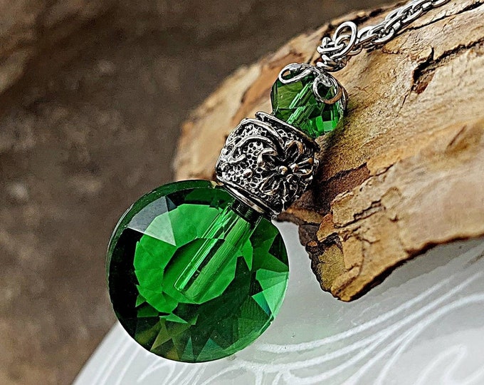 Emerald Green Crystal Urn Necklace for Ashes | Cremation Ashes Jewelry | Keepsake Urn Jewellery | Loved One Gift | May Birthstone Pendant