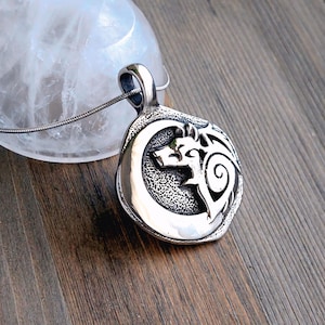 Stainless Steel Wolf Locket | Jewelry for Ashes, Locks of Hair, Pet Fur | Memorial Jewellery | Keepsake Lockets | Cremation Ash Pendant