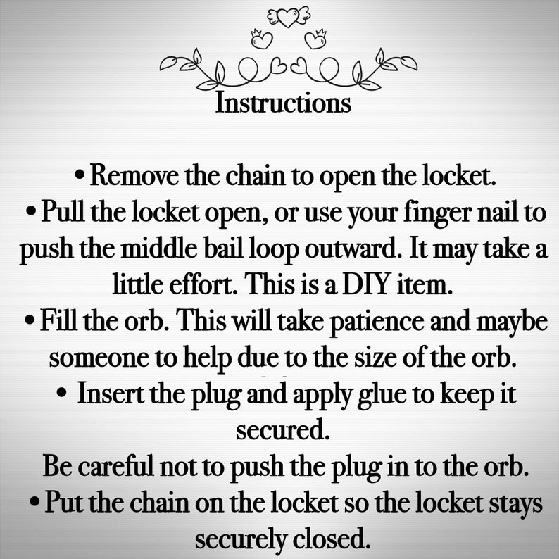 Puede incluir: Instrucciones para un proyecto de medall&oacute;n DIY que se muestran sobre un fondo blanco. El texto incluye pasos como quitar la cadena, abrir el medall&oacute;n, llenar el orbe, insertar el tap&oacute;n y asegurar la cadena. Elementos florales decorativos y corazones en la parte superior.