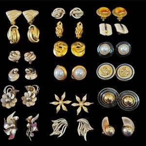 Könnte beinhalten: Eine Sammlung von Vintage-Ohrringen in verschiedenen Stilen und Designs. Die Ohrringe umfassen Clip-Ons und Stecker in Gold-, Silber- und Perlen-Finishes. Die Stile reichen von geometrischen Formen bis hin zu floralen und abstrakten Designs.