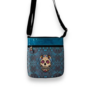 ENDE DER SERIE: Mehrfarbige Beutel und Taschen für die Toten mit Totenkopfmotiven verziert