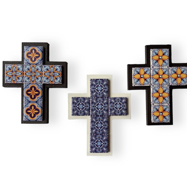 Warmes Holzkreuz mit Keramikfliesen