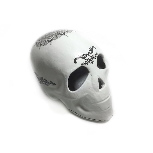 figurine tête de mort mandala , crâne décoré à la main, déco mexican skull