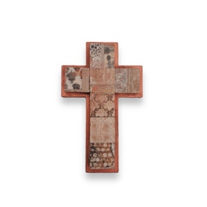 Katholisches Kreuz zum Aufhängen an der Wand