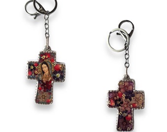 porte-clés croix et vierge de Guadalupe avec fleurs encapsulées