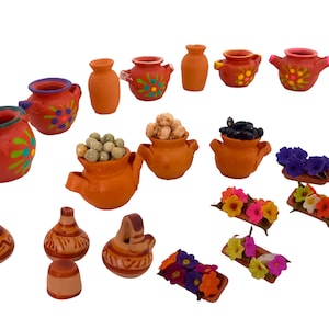 Può includere: Una collezione di vasi in terracotta in miniatura, alcuni riempiti di fagioli, ceci e piselli. Altri vasi sono decorati con fiori e motivi colorati. Ci sono anche piccoli vasi di fiori in terracotta con fiori colorati.