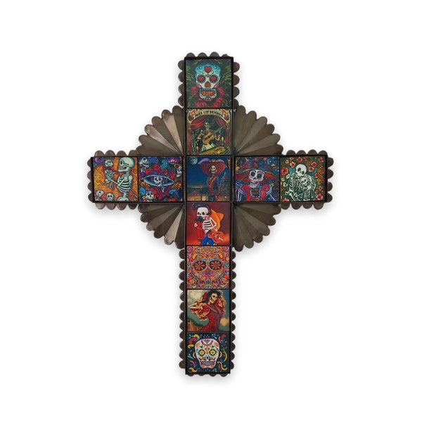 croix en métal avec de multiple skull au centre