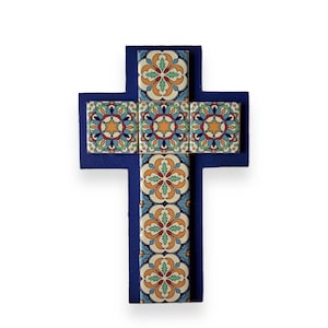 Holzkreuz mit schönen Keramikfliesen