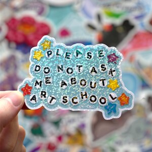 Por favor, no me preguntes sobre las pegatinas para manualidades con collares de cuentas con letras de la escuela de arte.