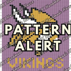 Könnte beinhalten: Ein pixelbasiertes Musterdesign mit den Texten "PATTERN ALERT" und "VIKINGS" in einem Raster. Das Design enthält das Logo des Teams in Gold, Weiß und Schwarz auf einem lila Hintergrund. Der Text "SK Handmade Haven" ist ebenfalls auf dem Bild aufgedruckt.