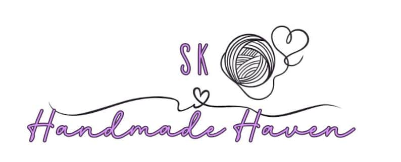 Puede incluir: El logotipo de "Handmade Haven" presenta las letras "SK" en morado, una l&iacute;nea negra con un coraz&oacute;n y una bola de hilo con un dise&ntilde;o en forma de coraz&oacute;n. Las palabras "Handmade Haven" est&aacute;n escritas en escritura morada.