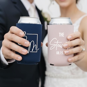 Enfriadores de latas personalizados para bodas, delgados y regulares, fundas personalizadas, recuerdos de boda con monogramas imagen 2