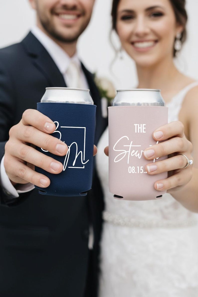 Enfriadores de latas personalizados para bodas, delgados y regulares, fundas personalizadas, recuerdos de boda con monogramas imagen 2