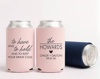 Op de afbeelding: Roze en marineblauwe blikjeskoelers met zilveren randen. Twee roze koelers hebben zwarte tekst met de tekst "to have and to hold" en "the Howards". Een marineblauwe koeler ligt op zijn kant.