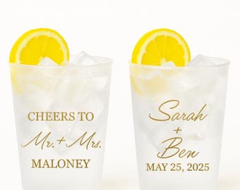Puede incluir: Dos vasos de plástico transparente llenos de hielo y una rodaja de limón. Uno tiene el texto dorado "CHEERS TO Mr. & Mrs. MALONEY". El otro tiene el texto dorado "Sarah + Ben MAY 25, 2025".