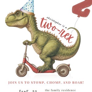 Pode incluir: Um convite de anivers&aacute;rio com um dinossauro verde usando um chap&eacute;u de festa e andando de patinete vermelho. O texto diz "christopher is a two-rex" com um bal&atilde;o vermelho com o n&uacute;mero 2. Detalhes do evento inclu&iacute;dos.