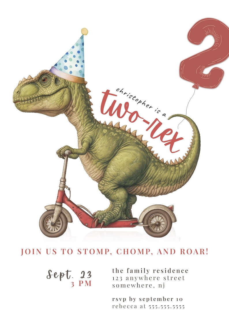 Pode incluir: Um convite de anivers&aacute;rio com um dinossauro verde usando um chap&eacute;u de festa e andando de patinete vermelho. O texto diz "christopher is a two-rex" com um bal&atilde;o vermelho com o n&uacute;mero 2. Detalhes do evento inclu&iacute;dos.