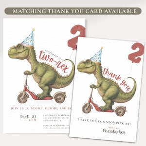 Pode incluir: Conjunto de convite e cart&atilde;o de agradecimento de anivers&aacute;rio Two-Rex. O convite apresenta um dinossauro verde andando de scooter vermelho e usando um chap&eacute;u de festa. O cart&atilde;o de agradecimento tem um design semelhante. O texto inclui "Join us to Stomp, Chomp, and Roar".