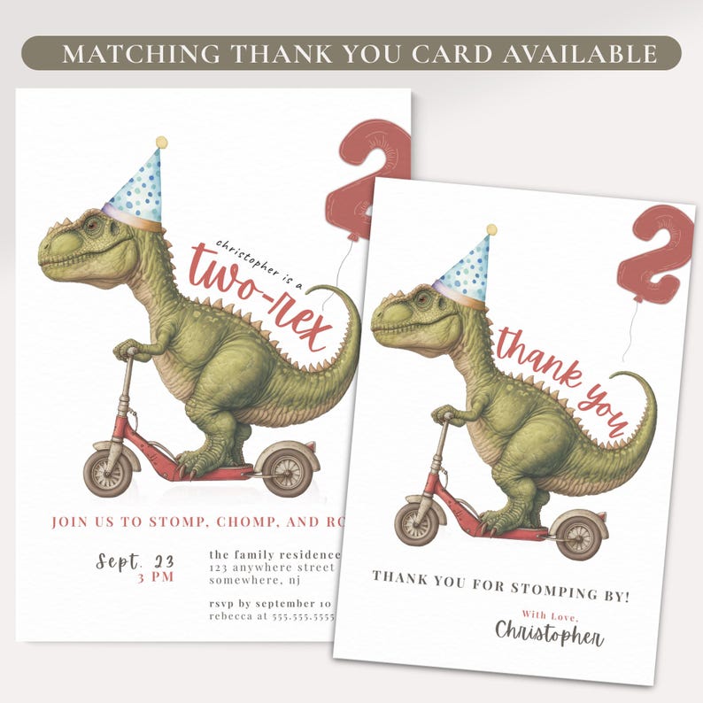 Pode incluir: Conjunto de convite e cart&atilde;o de agradecimento de anivers&aacute;rio Two-Rex. O convite apresenta um dinossauro verde andando de scooter vermelho e usando um chap&eacute;u de festa. O cart&atilde;o de agradecimento tem um design semelhante. O texto inclui "Join us to Stomp, Chomp, and Roar".